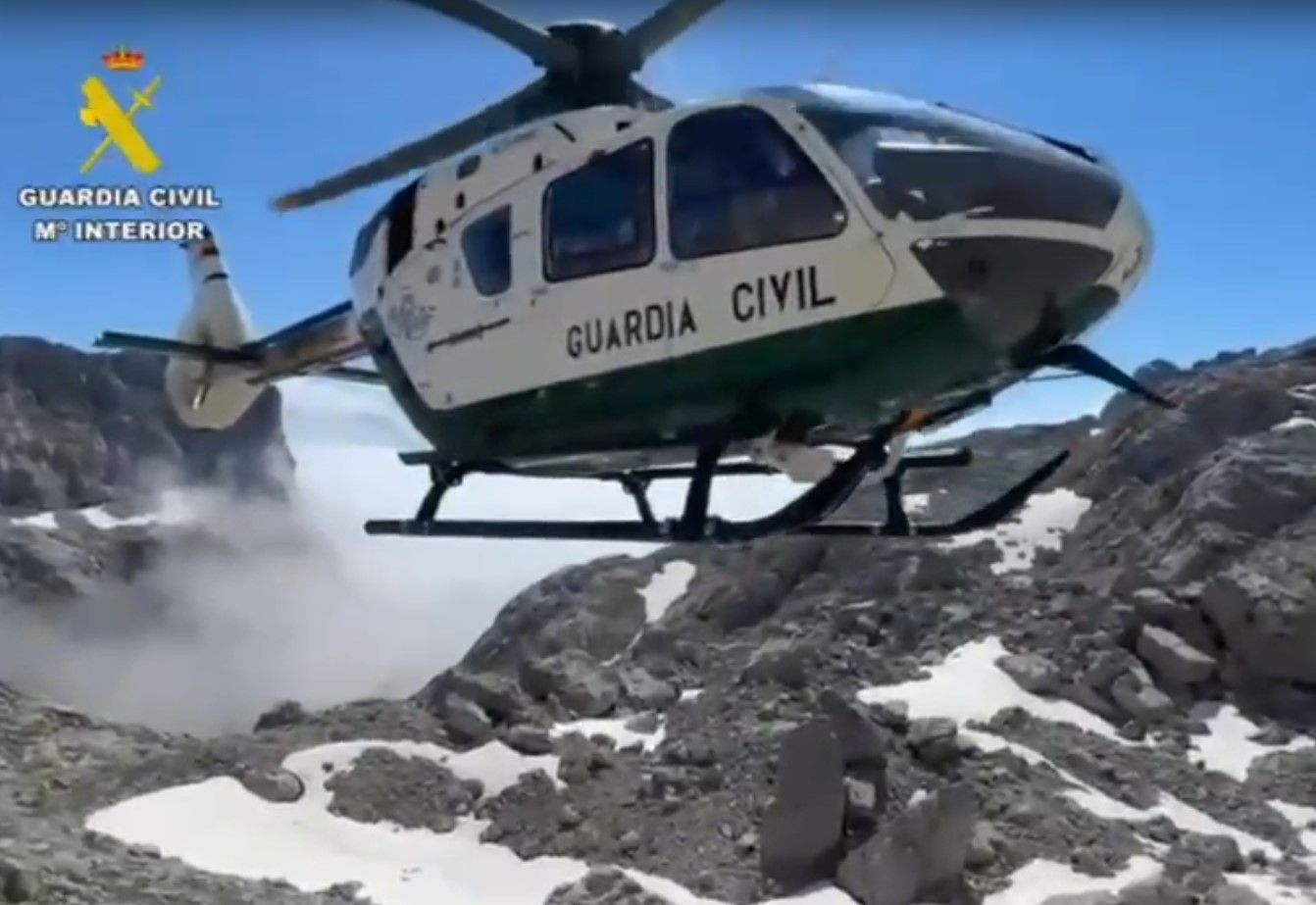 Tres senderistas han sido rescatadas este sábado por el Grupo Especial de Intervención en Montaña (Greim). | L.N.C. Tres senderistas han sido rescatadas este sábado por el Grupo Especial de Intervención en Montaña (Greim). | L.N.C.