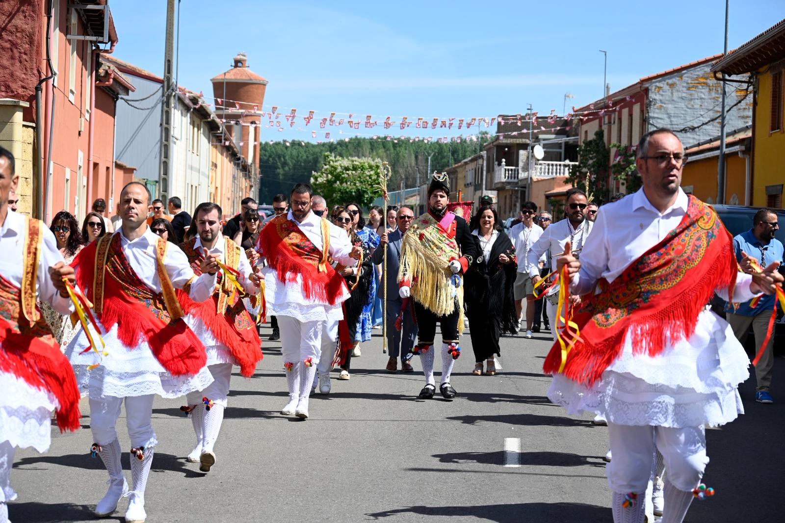 Un instante de la procesión del Corpus en Laguna de Negrillos. | SAÚL ARÉN