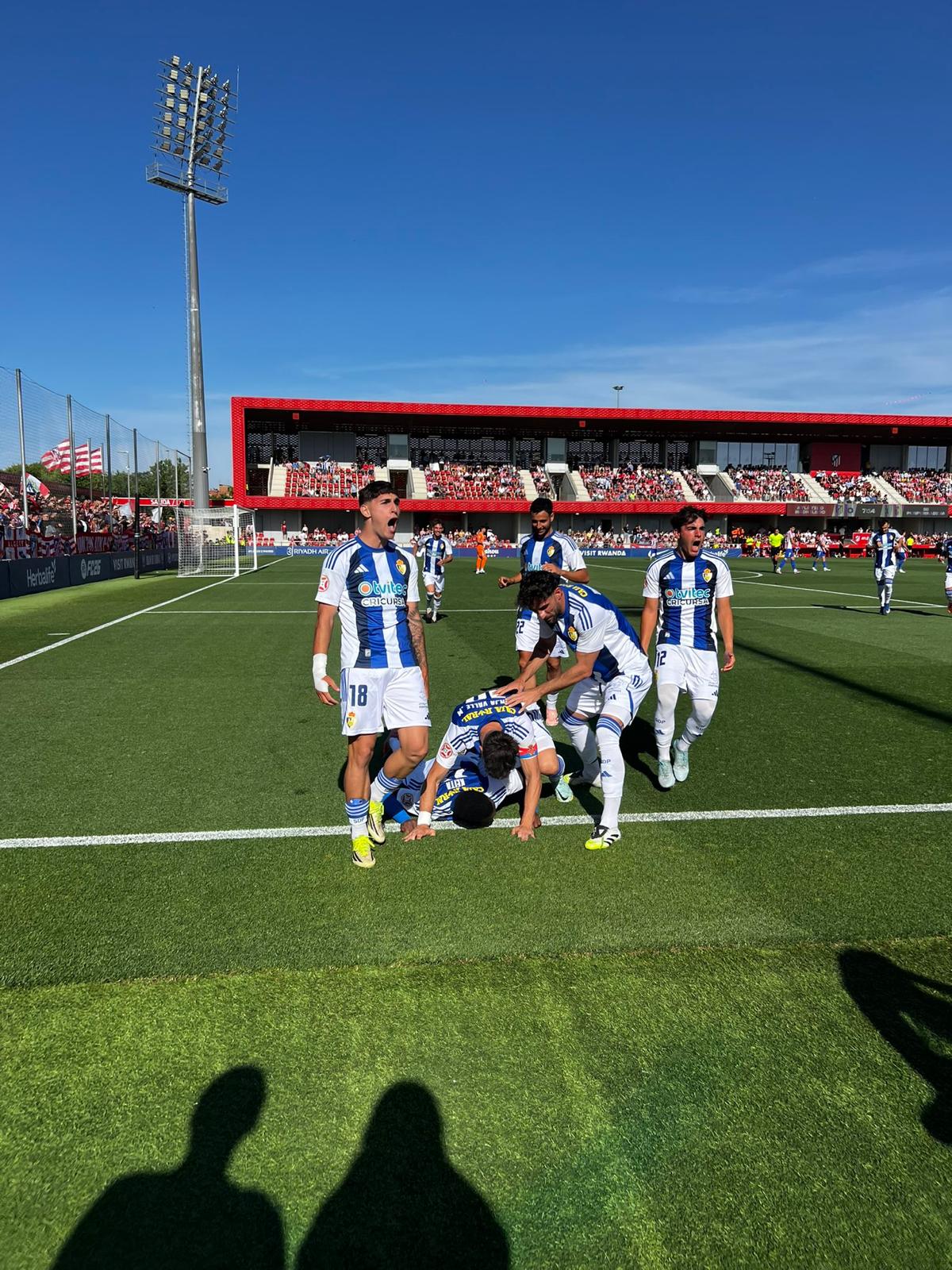 Momento de la celebración del gol de Keita en Alcalá para meterse en la final por el ascenso. L.N.C.