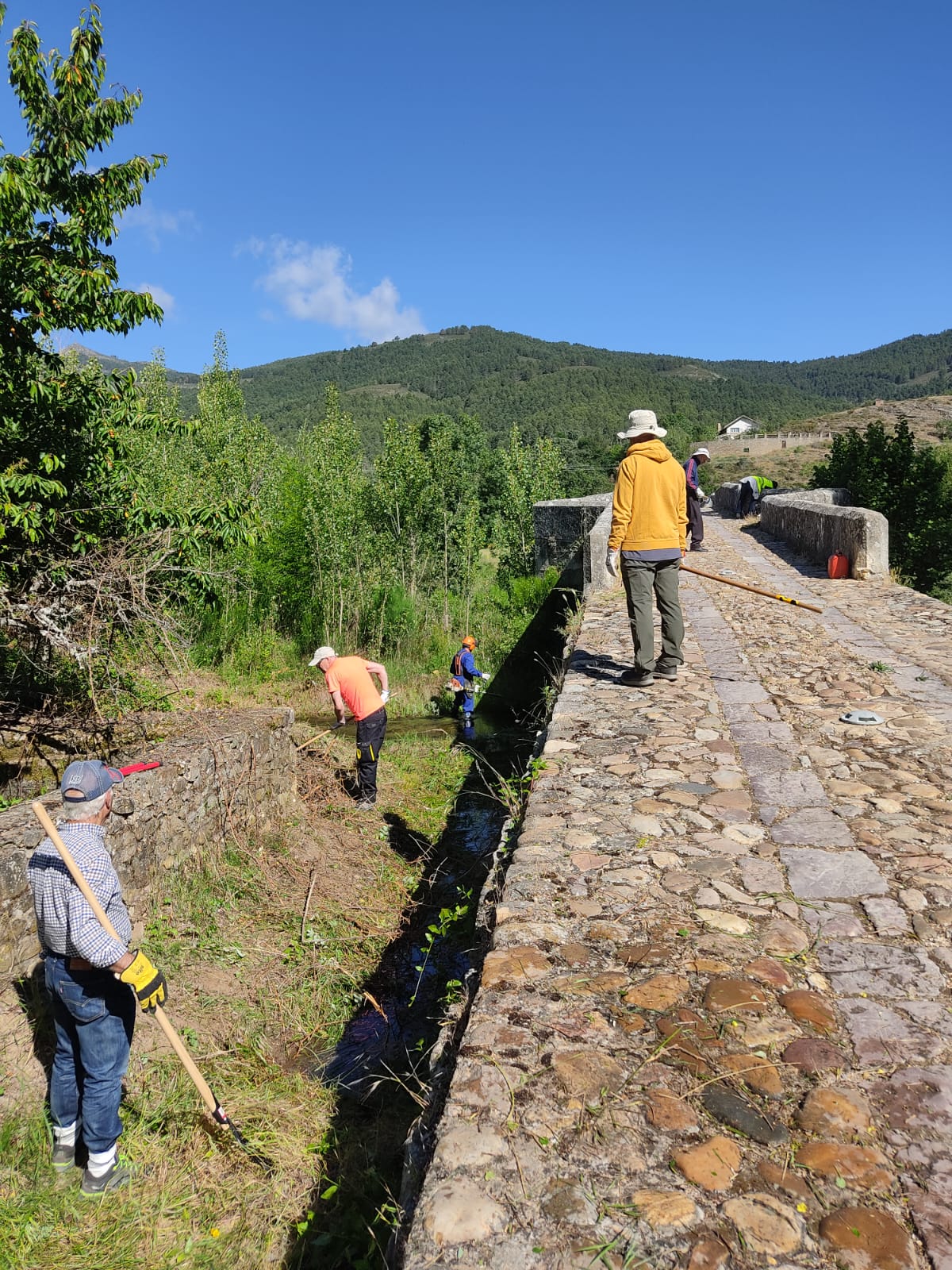 Los trabajos comenzaron a primera hora de la mañana en el Puente Viejo de Boñar. | L.N.C.