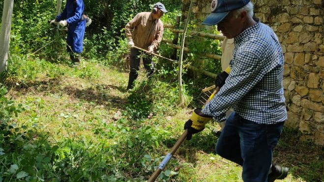 Los participantes realizaron labores de limpieza y acondicionamiento del entorno del Puente Viejo de Boñar