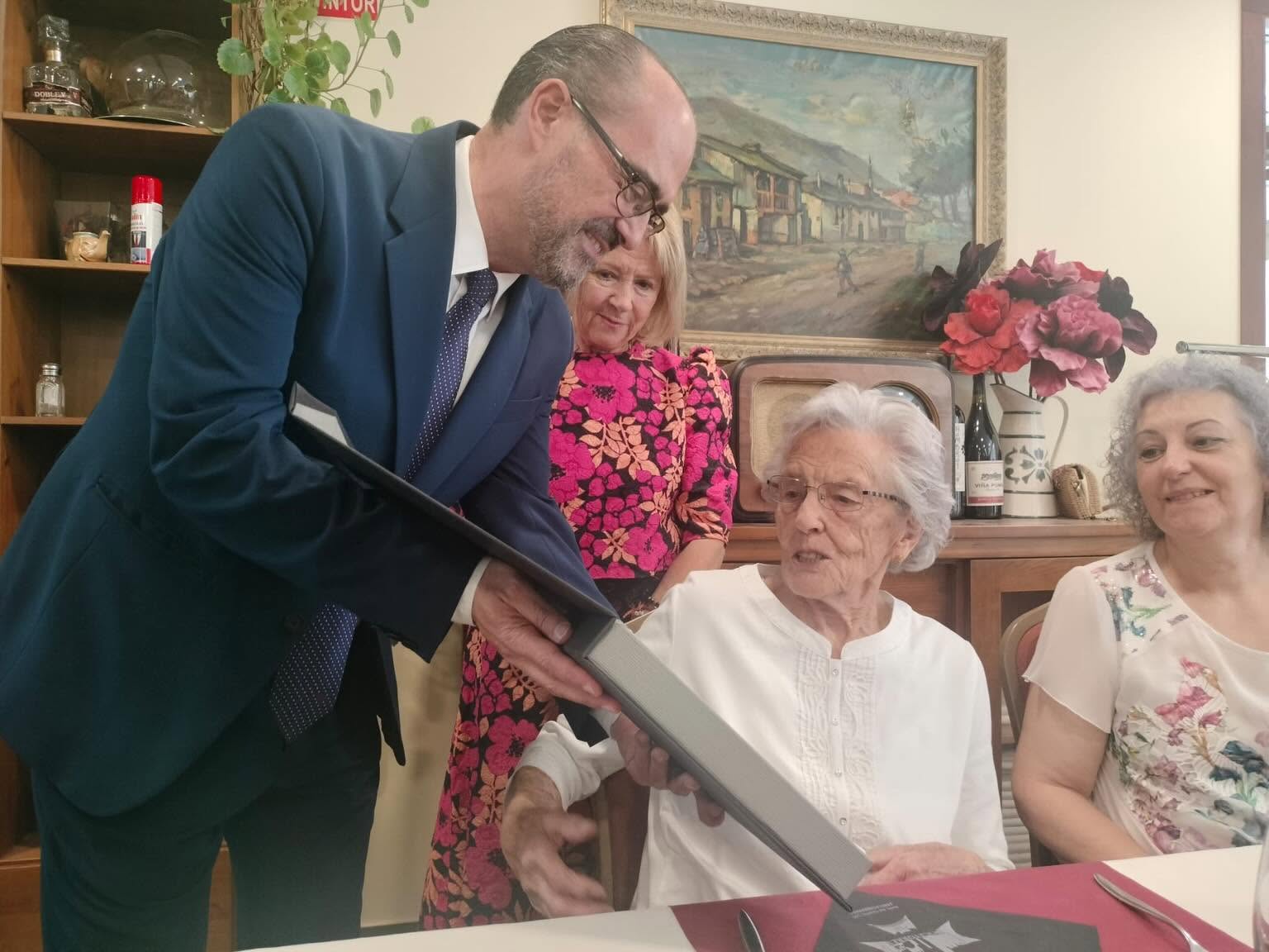 Una de las homenajeadas recibiendo la placa conmemorativa. Una de las homenajeadas recibiendo la placa conmemorativa.