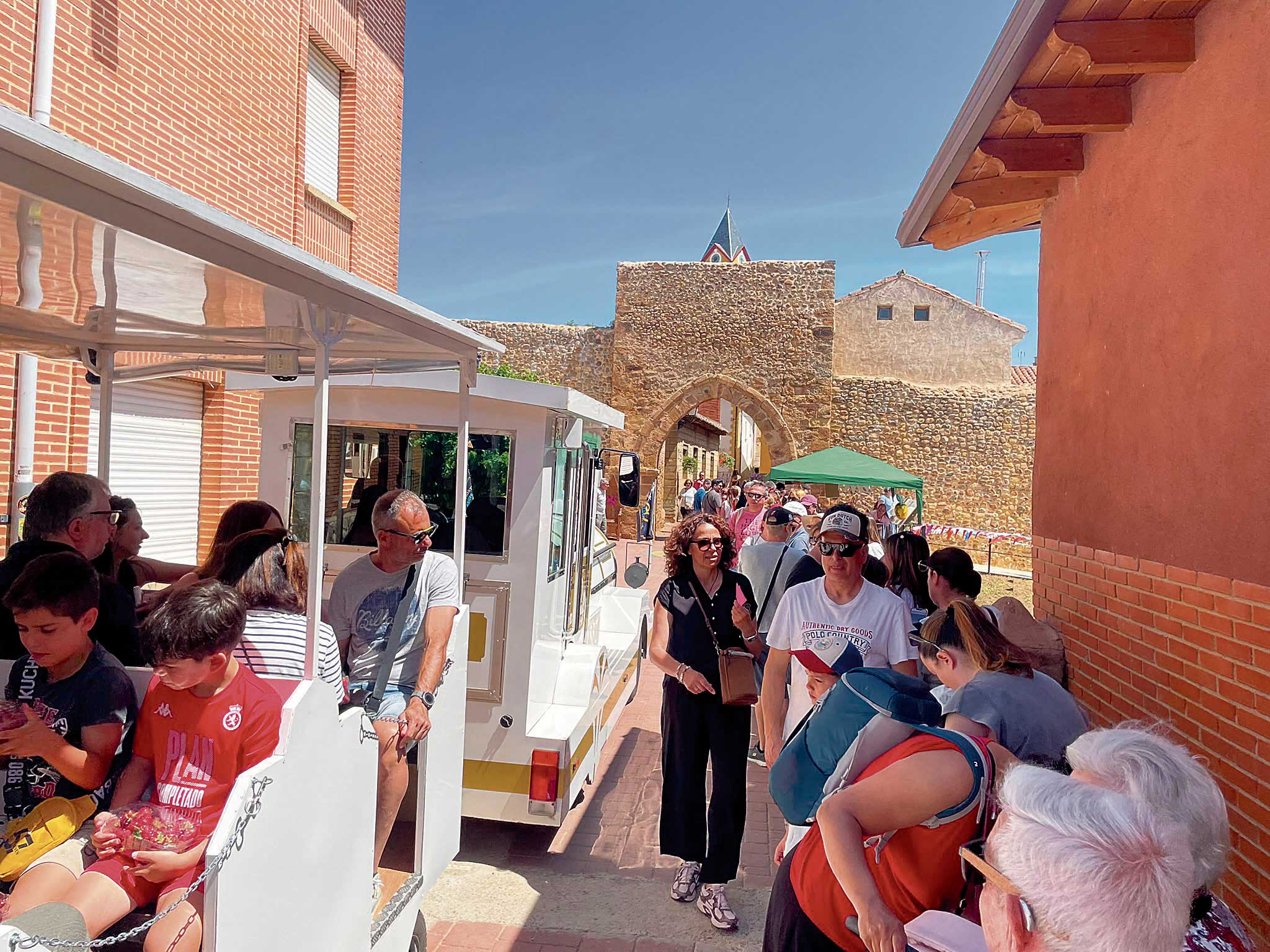 La Feria de la Fresa de Almanza, en imágenes 