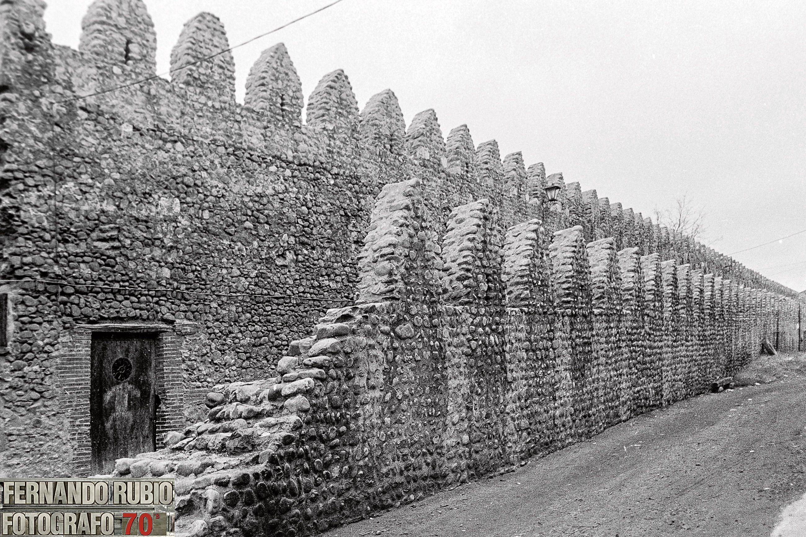 En aquellos años 70 y anteriores, el firme de la calle de las Cercas era de tierra y alguna casa de esta antecerca estaba habitada. | FERNANDO RUBIO En aquellos años 70 y anteriores, el firme de la calle de las Cercas era de tierra y alguna casa de esta antecerca estaba habitada. | FERNANDO RUBIO
