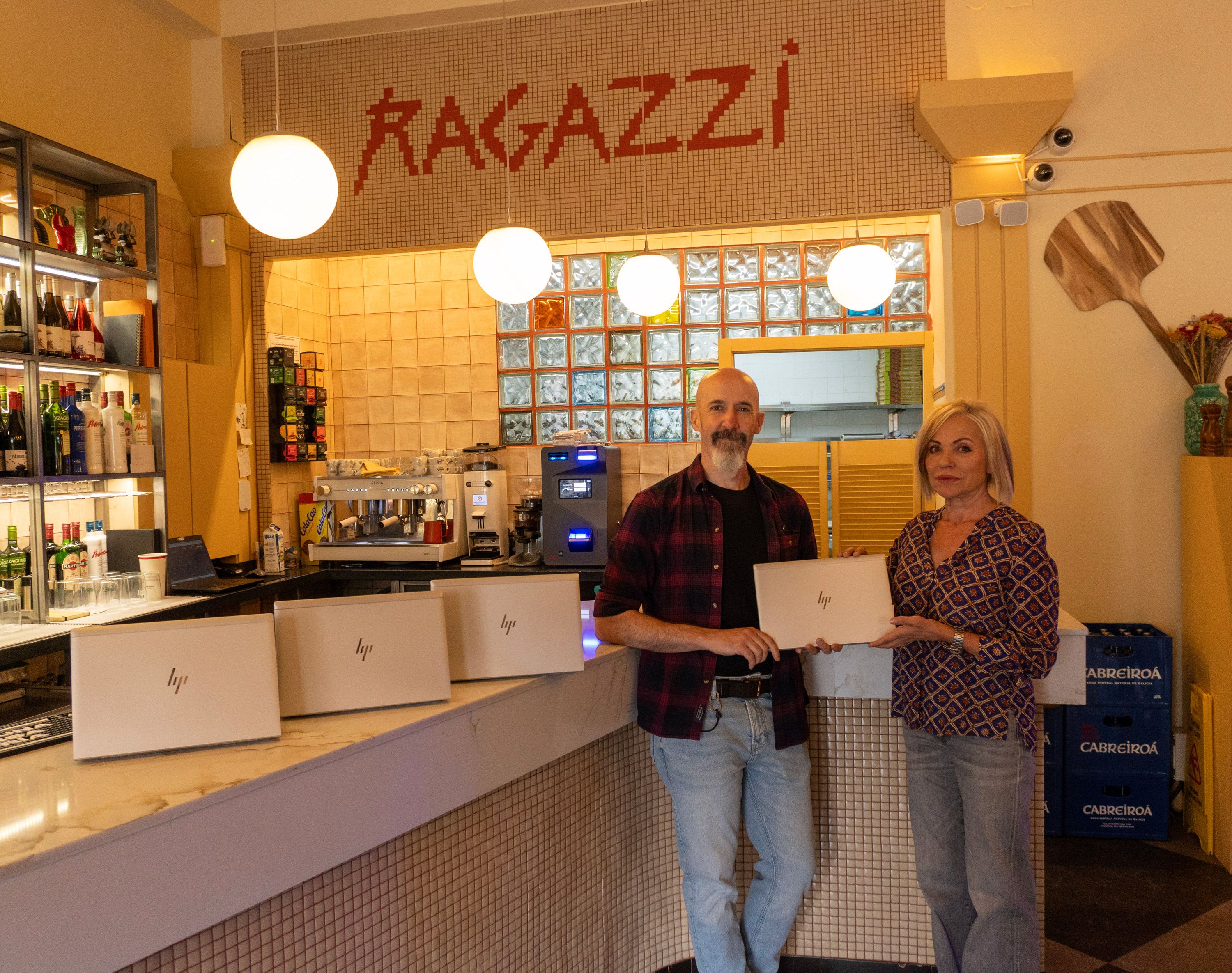 Donación por parte del restaurante Ragazzi de ordenadores portátiles a Autismo León. | L.N.C. Donación por parte del restaurante Ragazzi de ordenadores portátiles a Autismo León. | L.N.C.