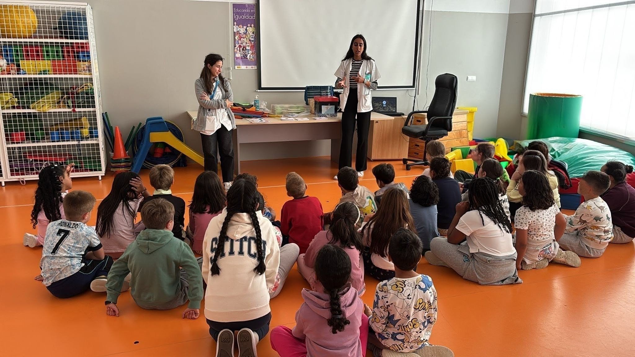 Sanitarios del Centro de Salud Ponferrada III en el Colegio Flores del Sil.