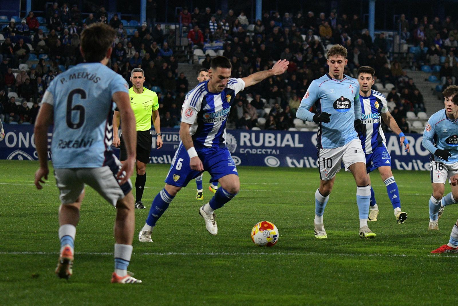 Fede San Emeterio dispara a puerta durante el partido de ida de liga entre la Deportiva y el Celta Fortuna en El Toralín. ENRIQUE RAMÓN