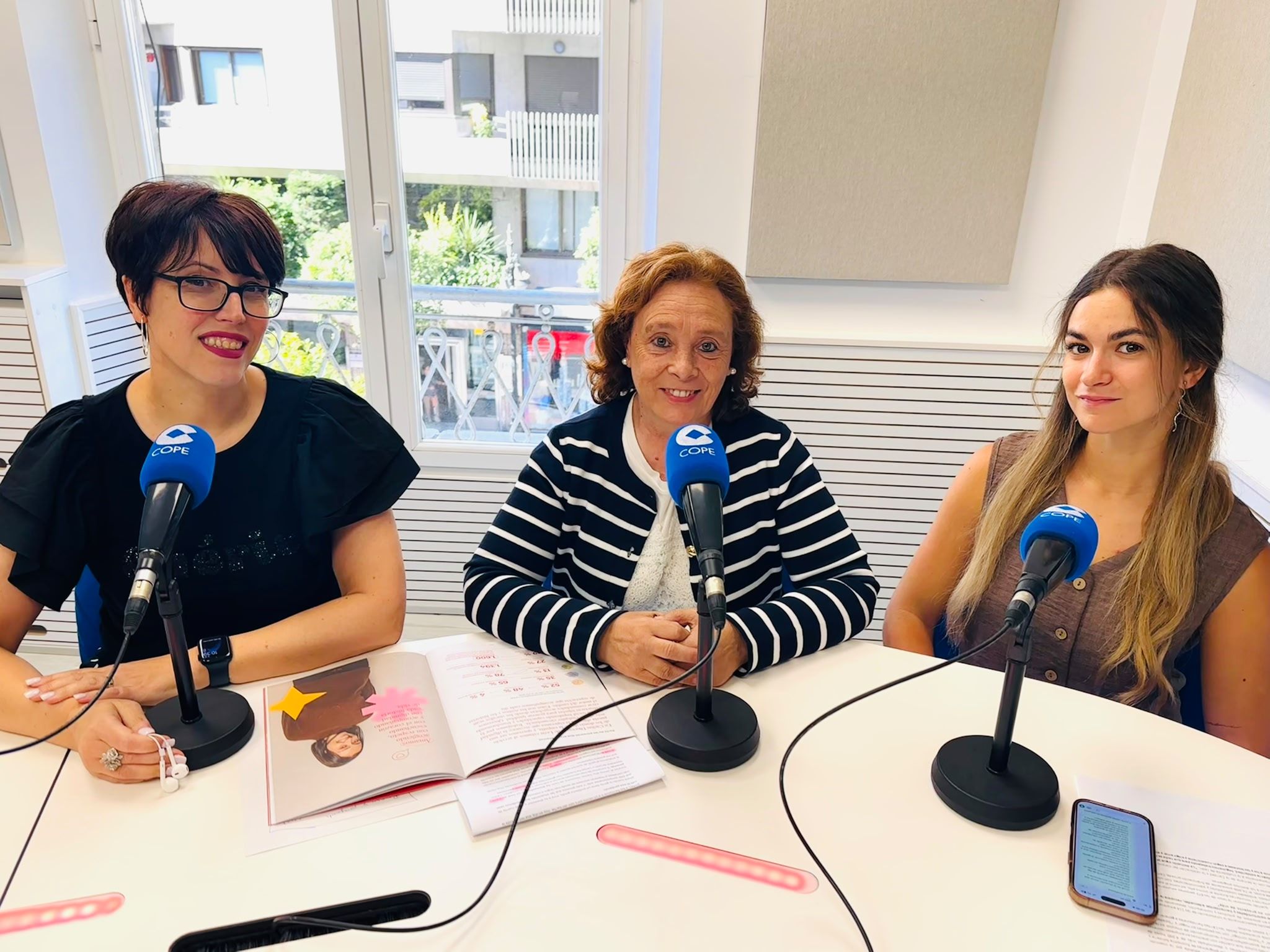 Aurora Baza, directora de Cáritas Diocesana de León, durante la entrevista en el programa de Entre Nosotras de Cope León | L.N.C.