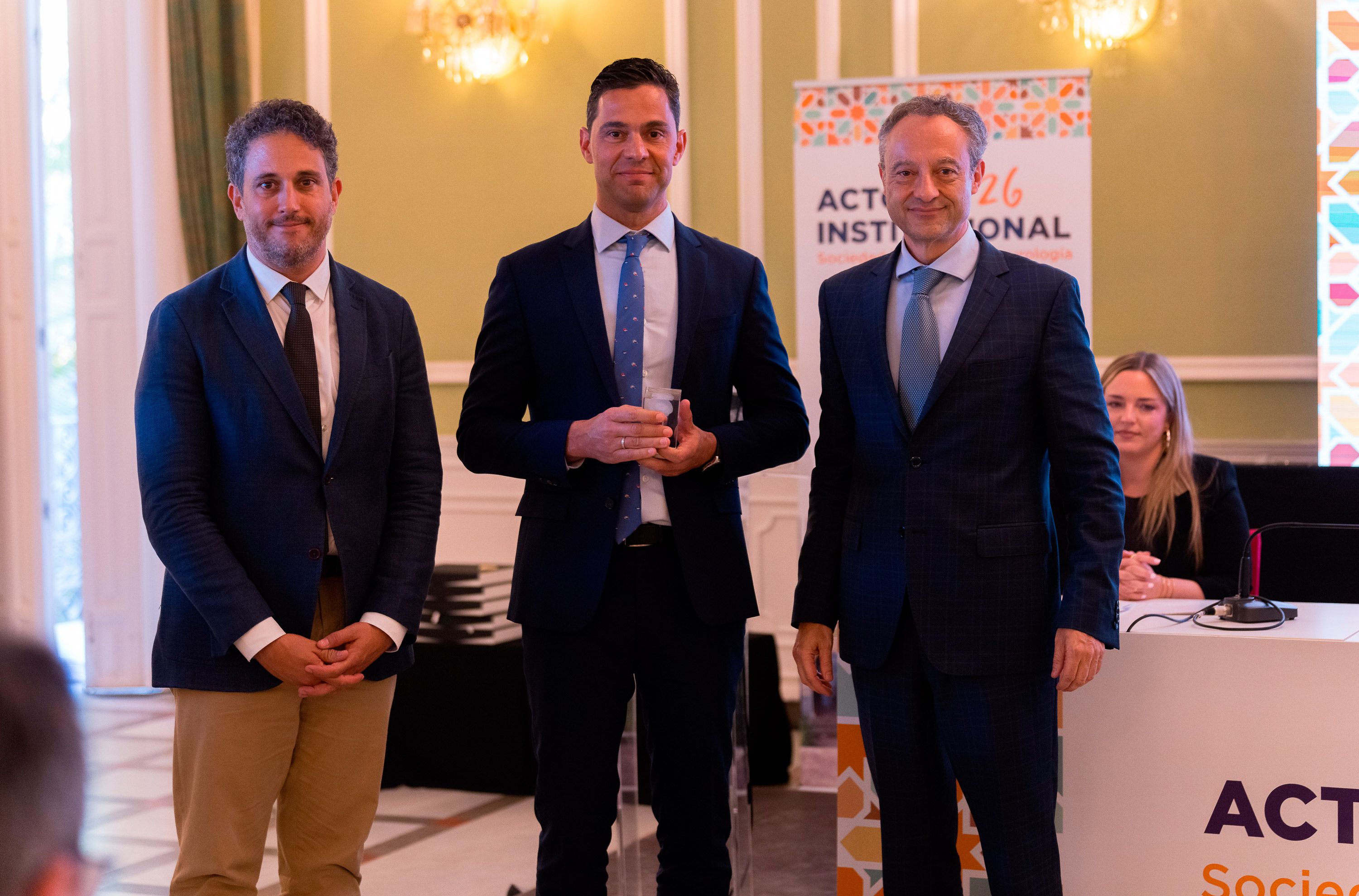 El neurólogo leonés Diego Santos recibió el Premio ‘SEN Trastornos del Movimiento’. | ICAL