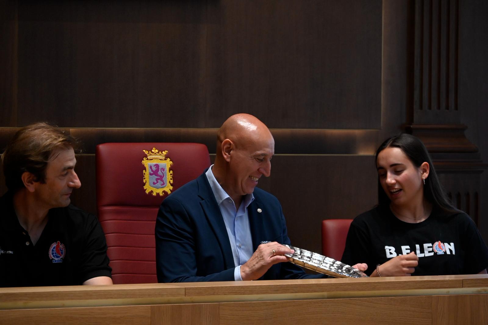 Un instante de la recepción en el Ayuntamiento al BF León. | SAÚL ARÉN