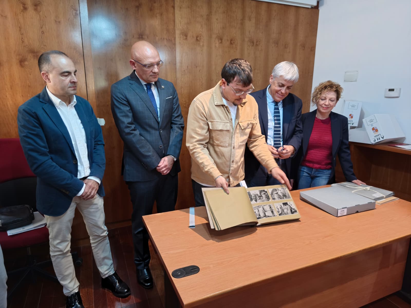 El fondo documental ‘Arias Navarro’ fue presentado en el Archivo Histórico Provincial de León. | L.N.C. El fondo documental ‘Arias Navarro’ fue presentado en el Archivo Histórico Provincial de León. | L.N.C.