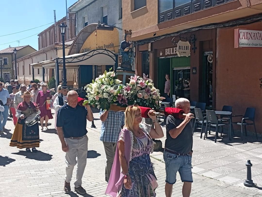 Un momento de la procesión este lunes en La Robla. |E. NIÑO Un momento de la procesión este lunes en La Robla. |E. NIÑO