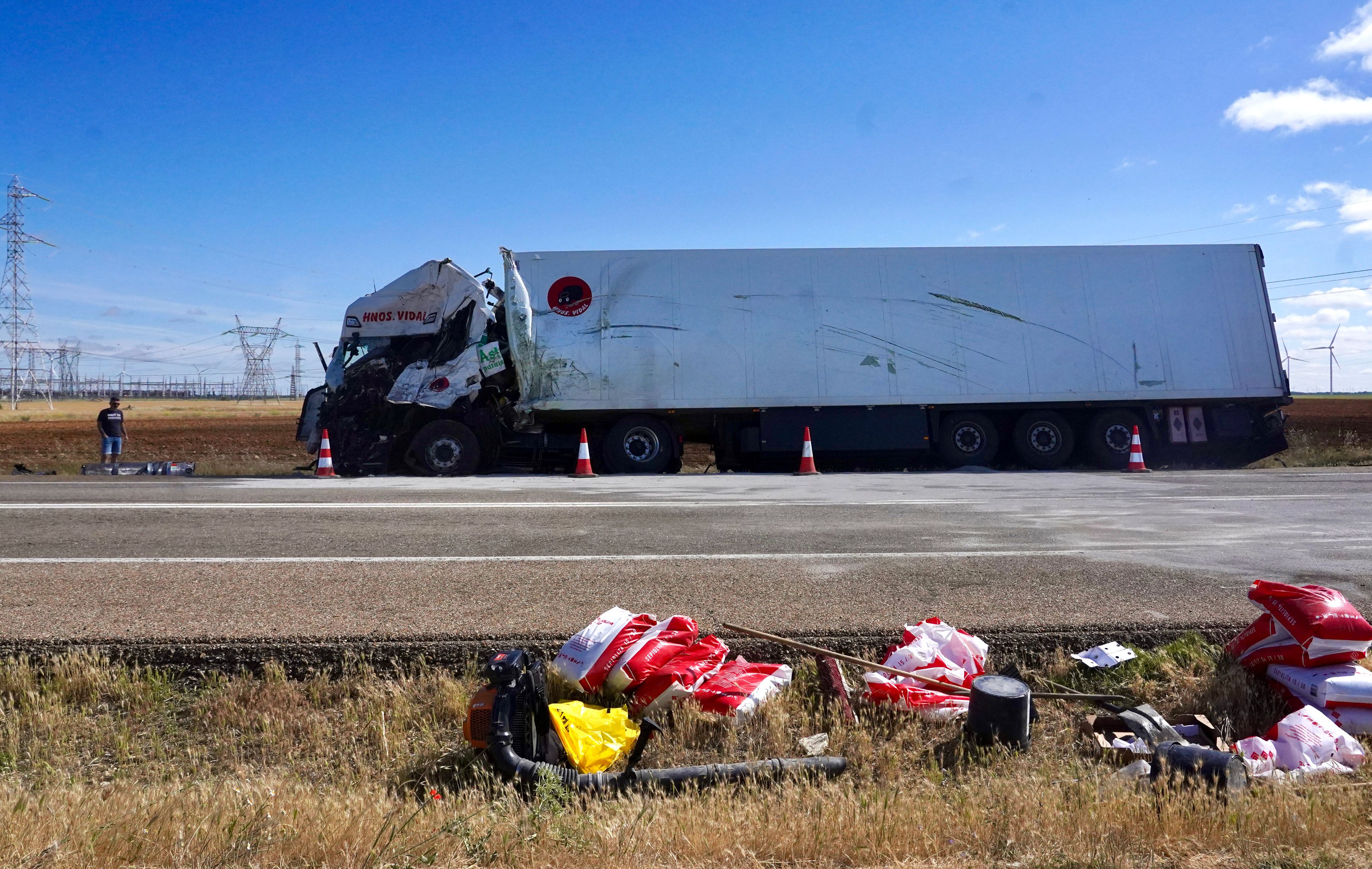 La colisión frontal ocurrió en la madrugada de este martes, en la N-601 en La Mudarra, Valladolid. | ICAL