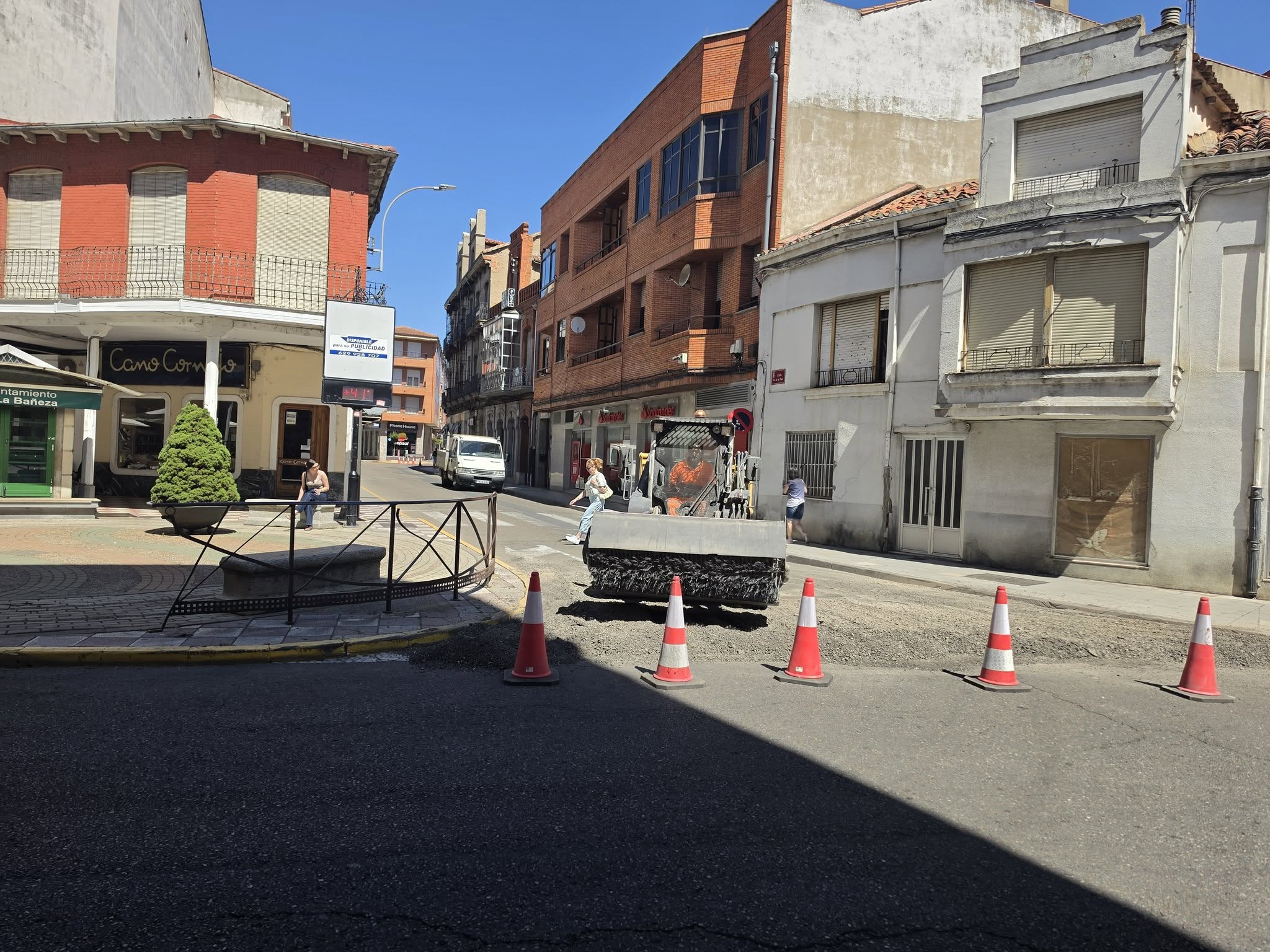 Trabajos de renovación del asfaltado en la Avenida Vía de la Plata. | L.N.C.