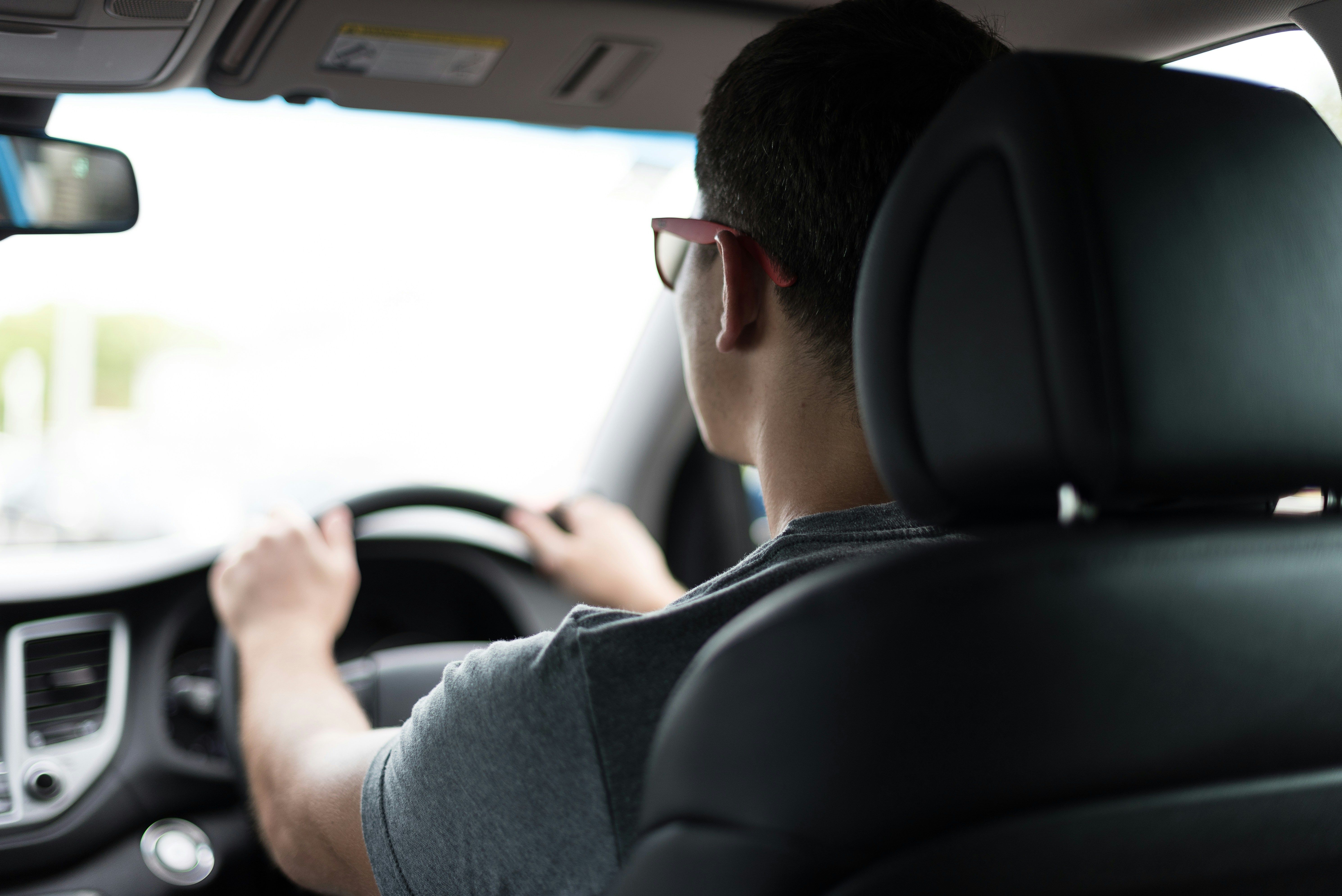 Los errores que hacen pagar de más el seguro de coche a los conductores noveles.