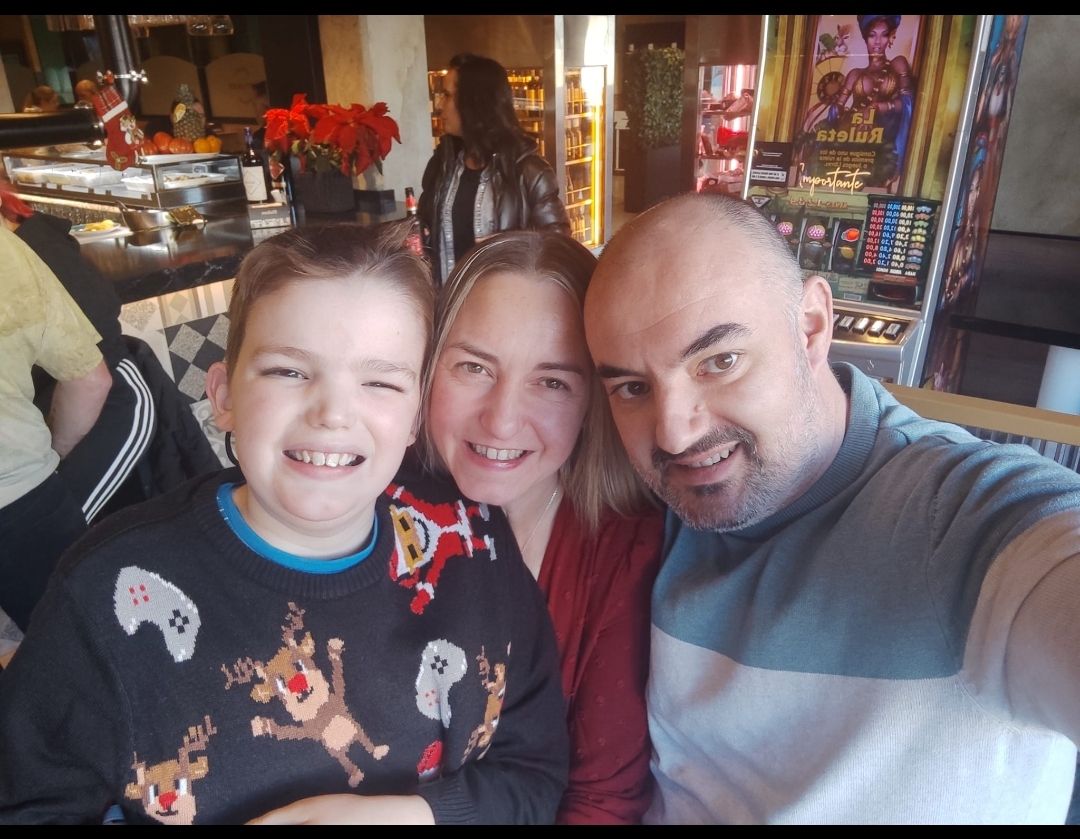 Jorge, niño bañezano de 12 años, junto a su madre Almudena y a su padre Javier. | L.N.C.