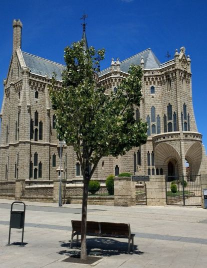 Palacio Episcopal de Astorga (inaugurado en 1913). Palacio Episcopal de Astorga (inaugurado en 1913).