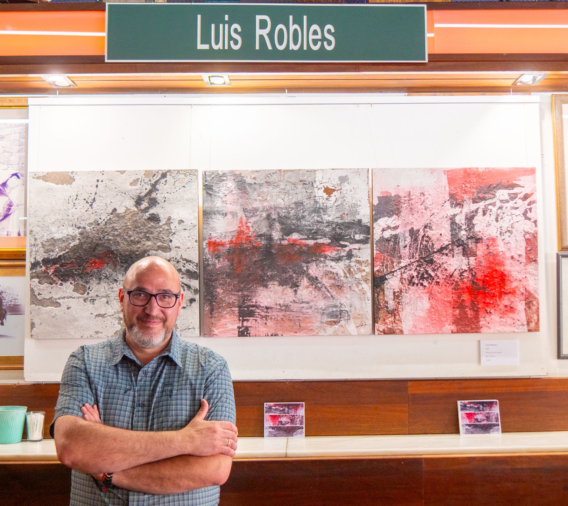El artista Luis Robles ante su obra expuesta en el Camarote. | VICENTE GARCÍA El artista Luis Robles ante su obra expuesta en el Camarote. | VICENTE GARCÍA