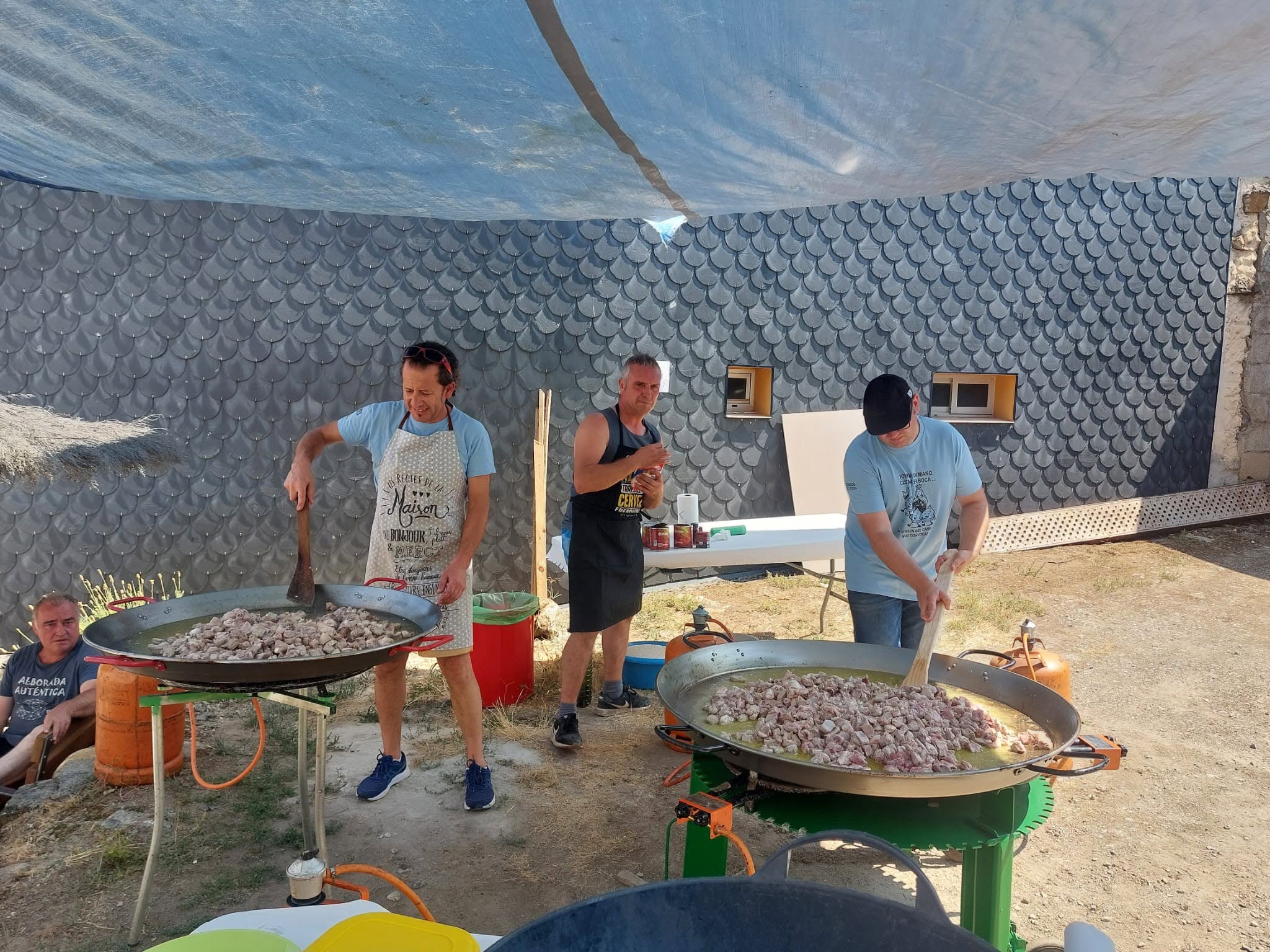 Los cocineros dando forma a la paella veraniega que este verano se espera repetir.