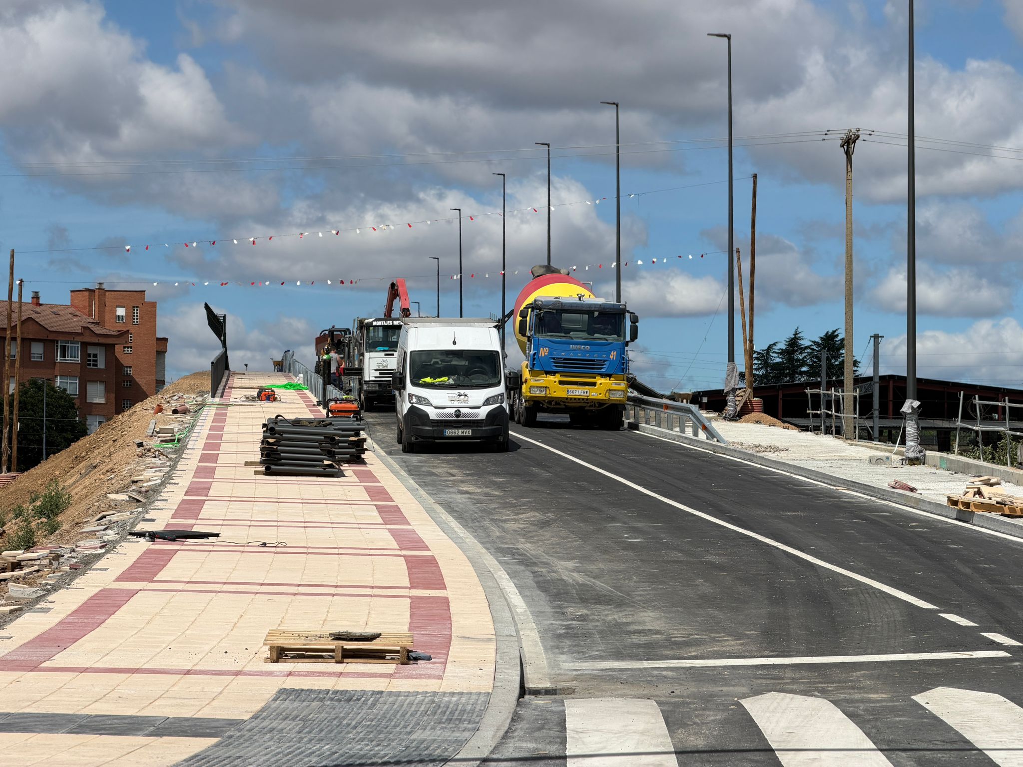 Obras de la pasarela de Trobajo, a punto de finalizar. | SAÚL ARÉN