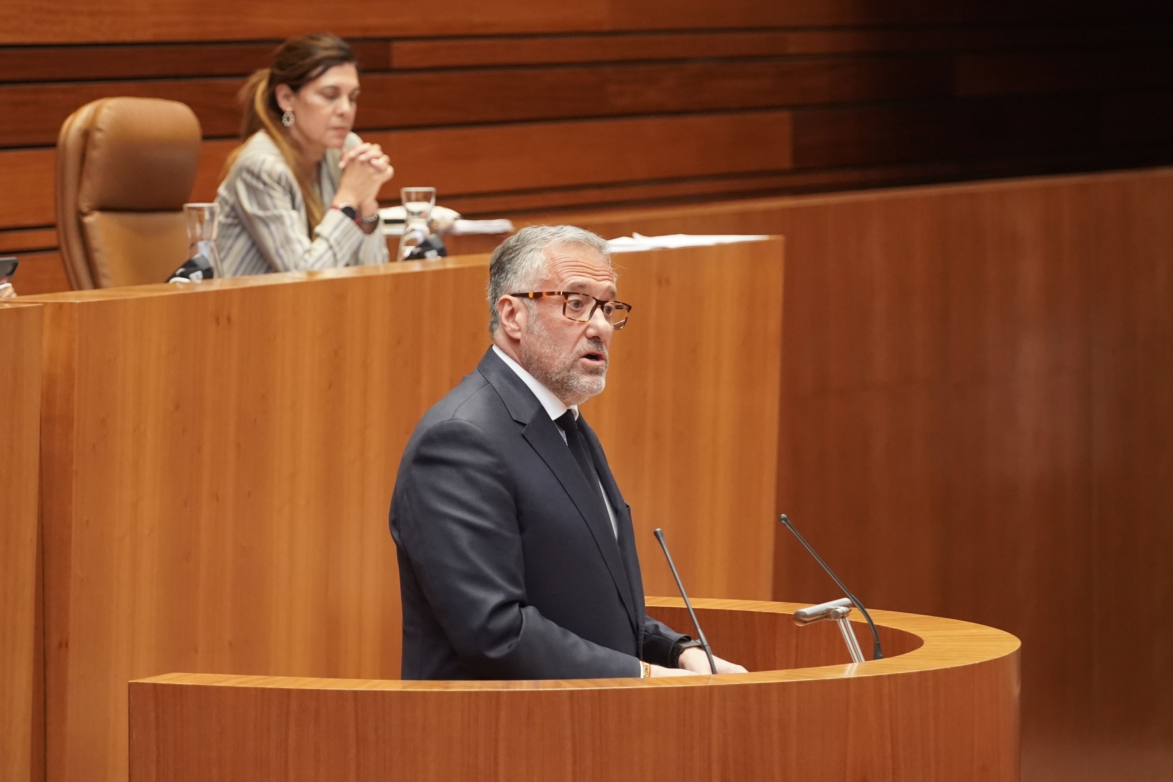 El procurador del Grupo Parlamentario Vox, Carlos Pollán, durante su intervención en el debate de investidura del candidato a la Presidencia de la Junta de Castilla y León.| L.N.C.
