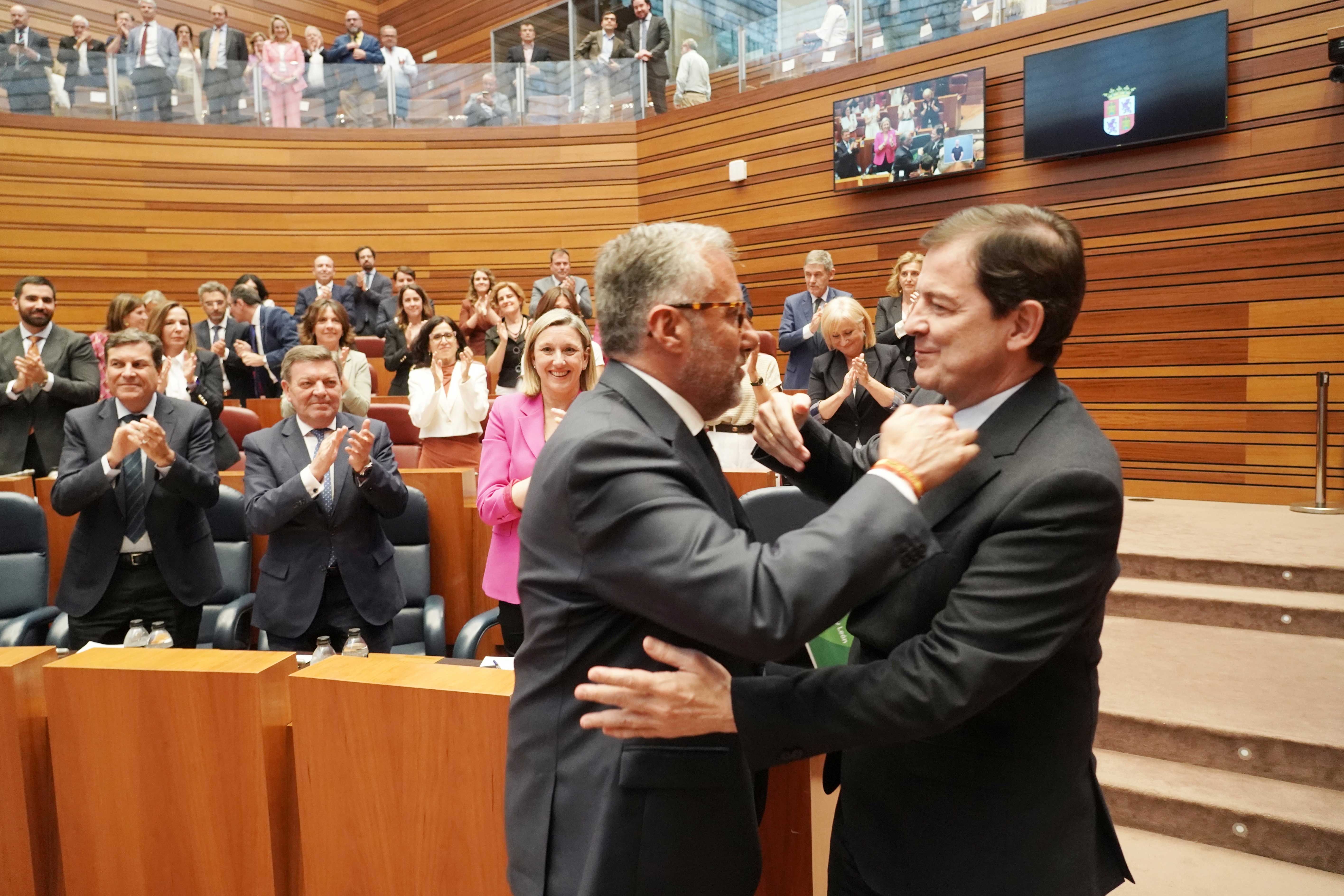 El candidato a la Presidencia de la Junta de Castilla y León, Alfonso Fernández Mañueco,, y el procurador del Grupo Parlamentario Vox Carlos Pollán, se felicitan tras el debate de investidura. | ICAL