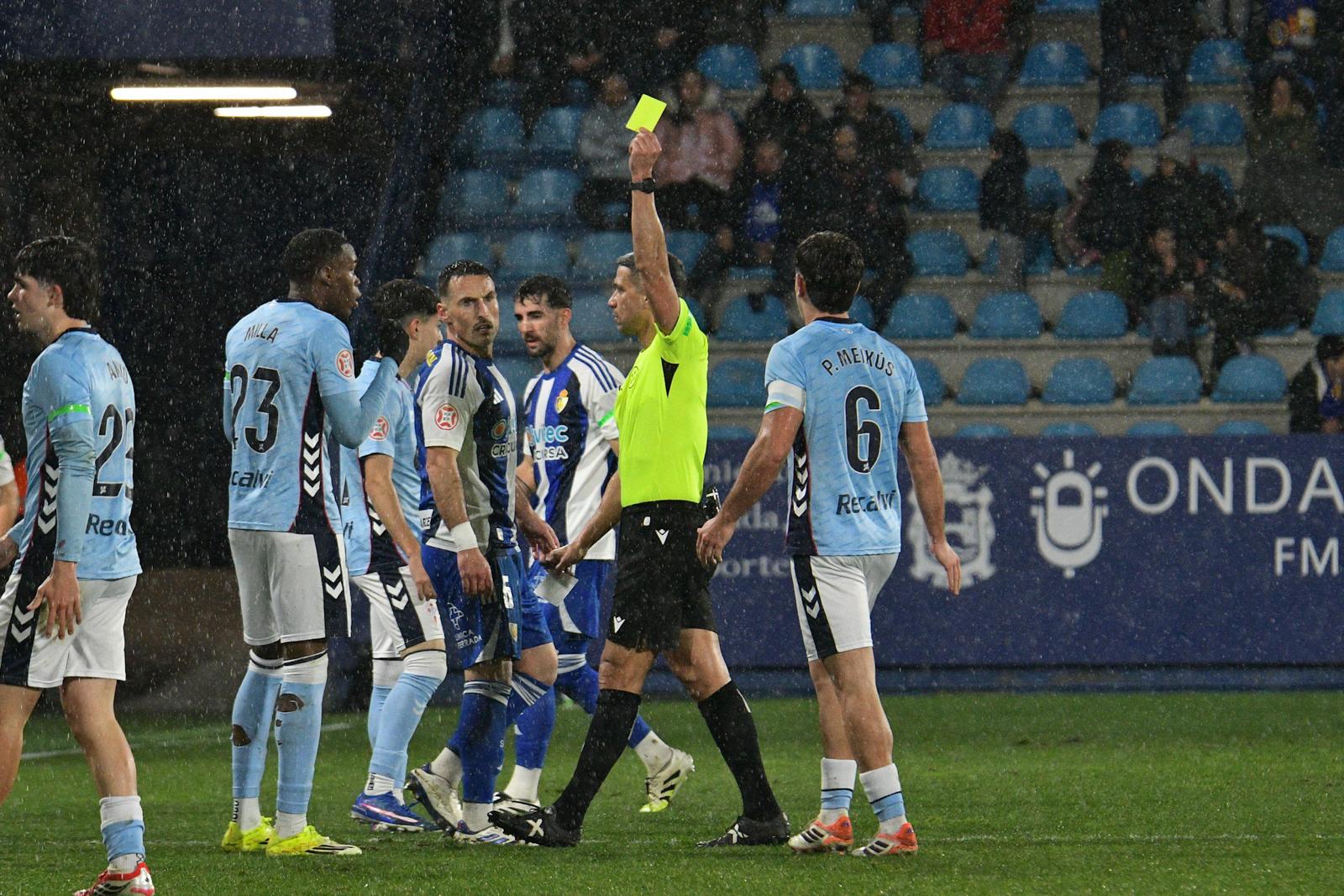 El filial celeste ha visto en los dos partidos de ‘playoff’ seis tarjetas amarillas, cinco solo en la vuelta. ENRIQUE RAMÓN El filial celeste ha visto en los dos partidos de ‘playoff’ seis tarjetas amarillas, cinco solo en la vuelta. ENRIQUE RAMÓN