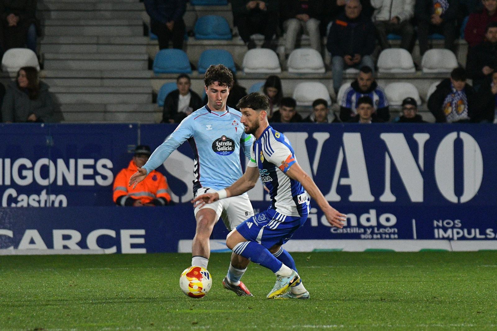 Hugo González presiona a Borja Valle durante el partido de liga en El Toralín. ENRIQUE RAMÓN Hugo González presiona a Borja Valle durante el partido de liga en El Toralín. ENRIQUE RAMÓN