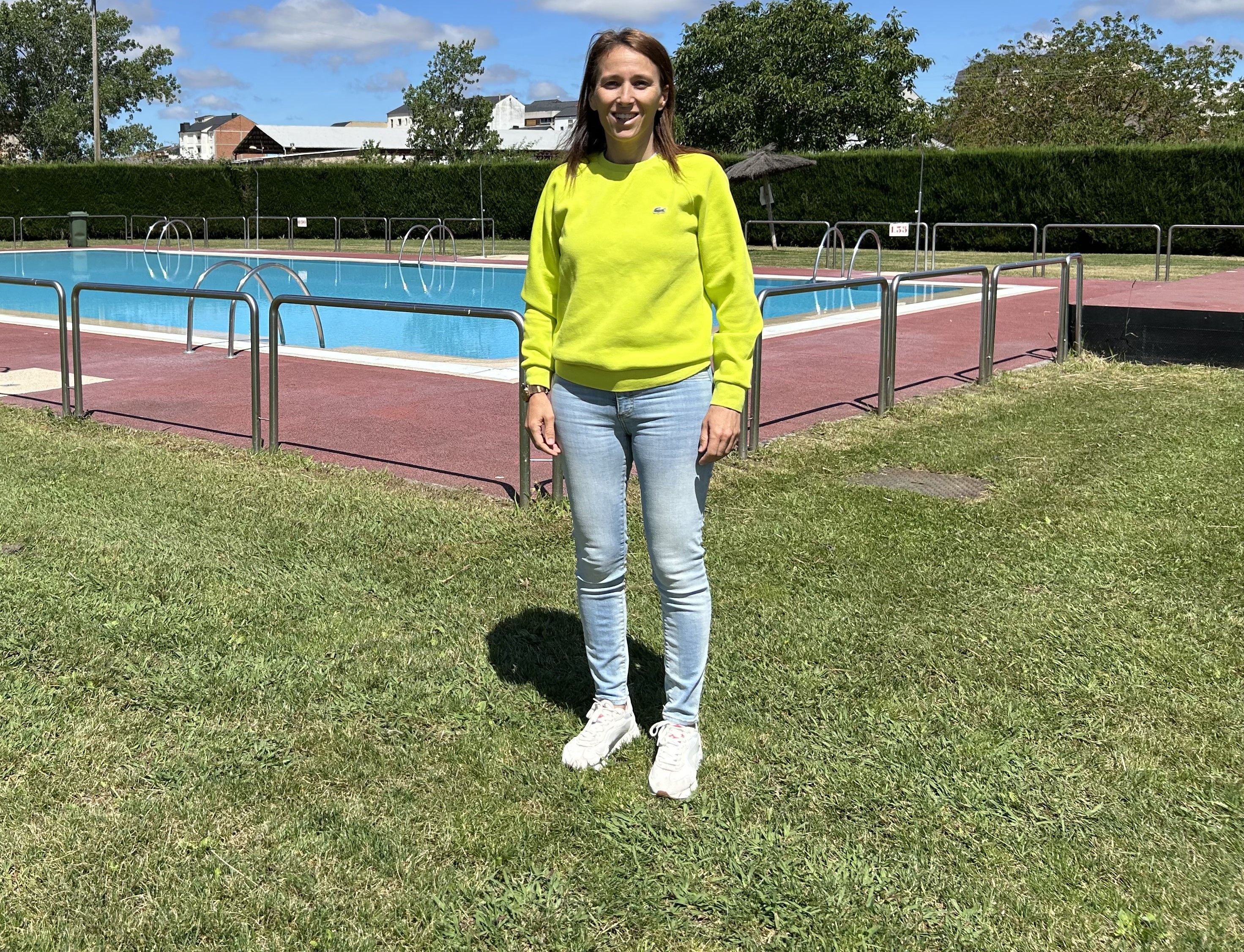 La concejala en las piscinas de verano.
