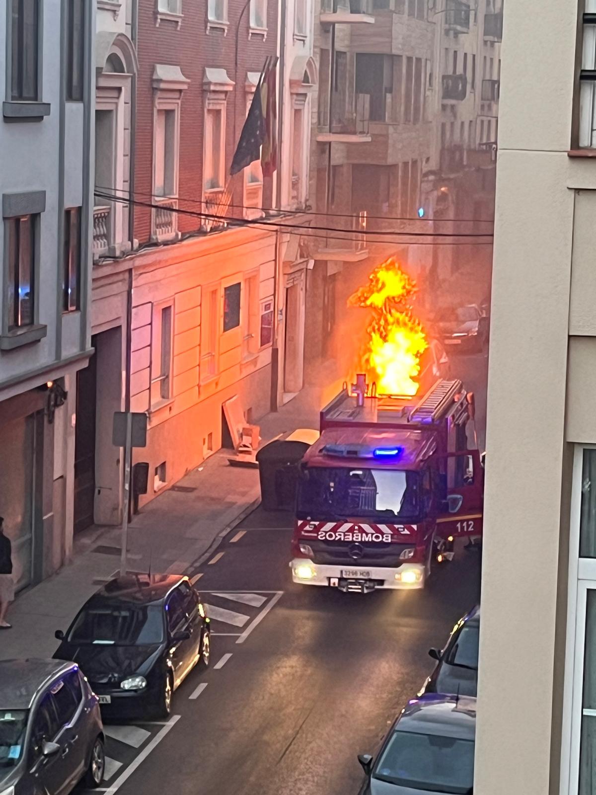 Arde un contenedor en el centro de León. | L.N.C.