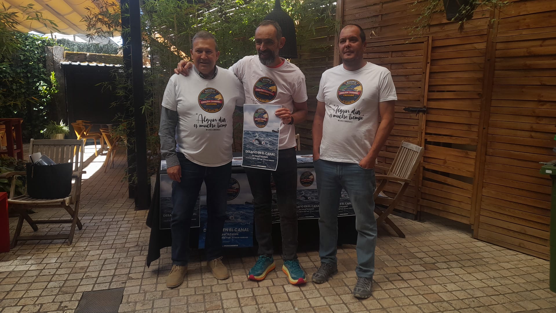 Los responsables de Oncobierzo colindando a Basurco en la presentación de su nueva gesta. | MAR IGLESIAS