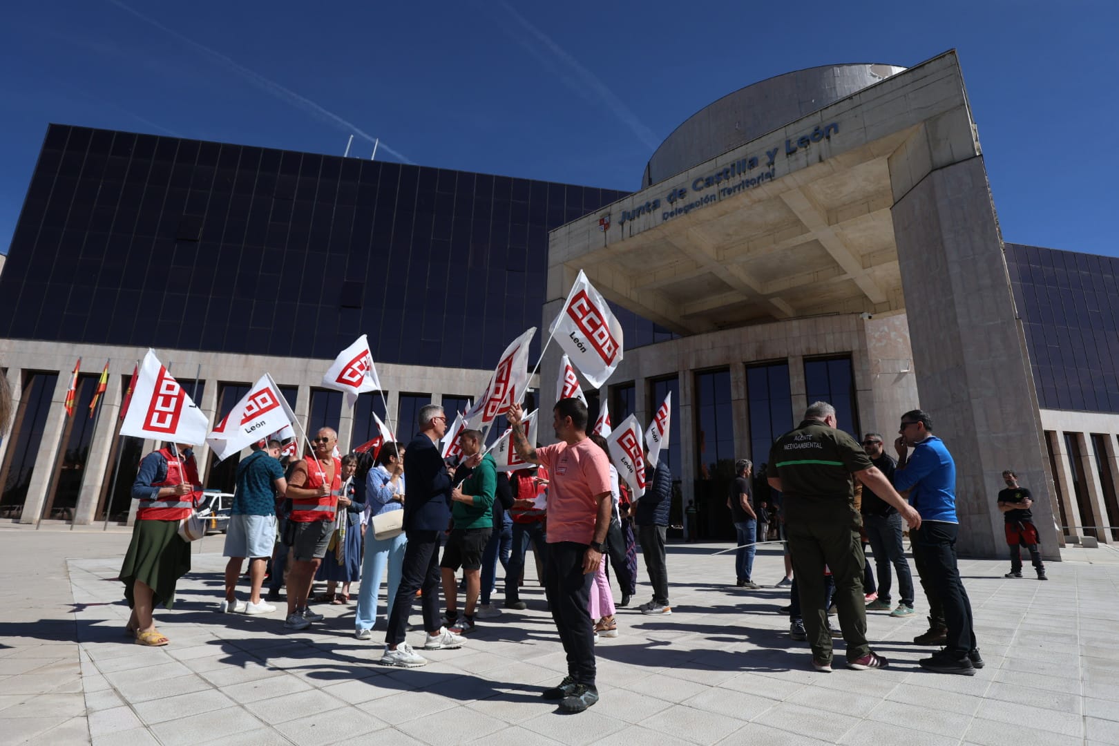 Protesta de CCOO y CGT ante la Junta por la situación del operativo contra incendios forestales. | FERNANDO OTERO