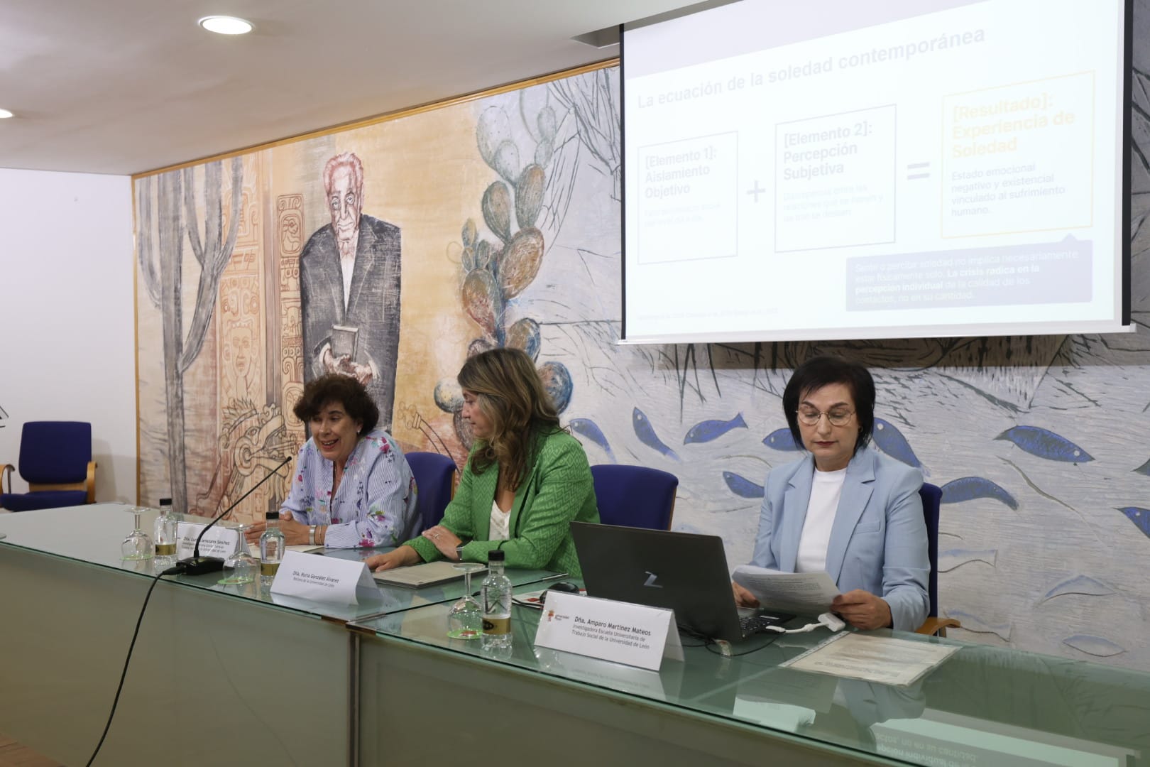 La rectora de la ULE, Nuria González, y las investigadoras Amparo Martínez y Lucía Llamazares presentan el estudio. | FERNANDO OTERO