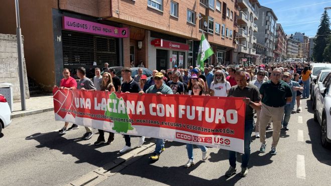 La movilización contó con la presencia de vecinos, sindicatos y representantes institucionales en defensa del futuro de Laciana | Saúl Arén La movilización contó con la presencia de vecinos, sindicatos y representantes institucionales en defensa del futuro de Laciana | Saúl Arén