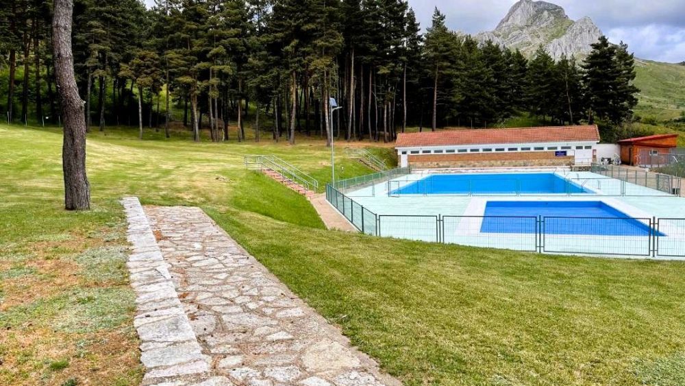 Vistas de las piscinas municipales de Villamanín.