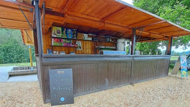 Junto a la zona de baño, el chiringuito con servicio de bar. AYTO. VALDEPIÉLAGO Junto a la zona de baño, el chiringuito con servicio de bar. AYTO. VALDEPIÉLAGO