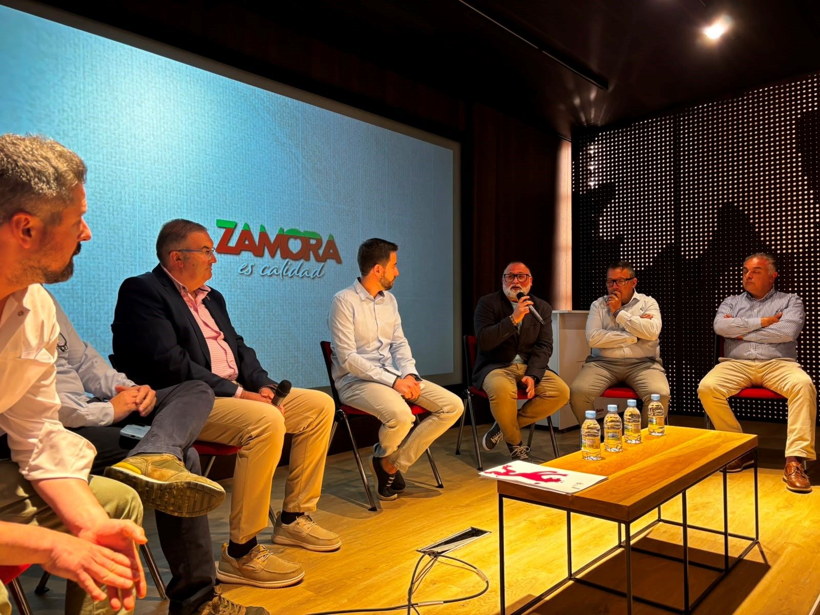 Charla entre los diferentes representantes que participaron en esta iniciativa. | L.N.C. Charla entre los diferentes representantes que participaron en esta iniciativa. | L.N.C.