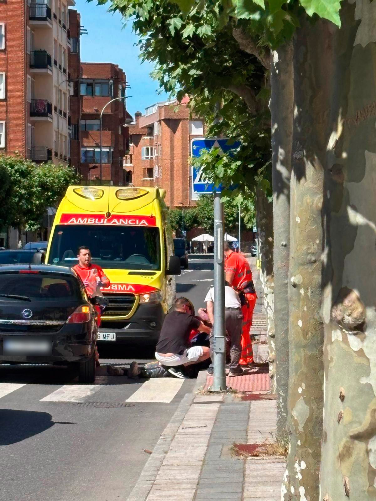 Los servicios de emergencias mientras atendían al hombre víctima del accidente. | L.N.C. Los servicios de emergencias mientras atendían al hombre víctima del accidente. | L.N.C.