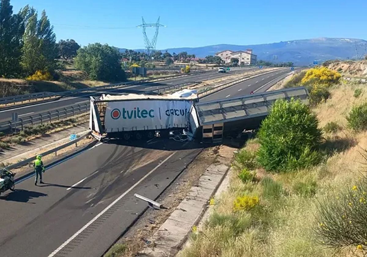 Camión de Tvitec accidentado en la A-66. Camión de Tvitec accidentado en la A-66.