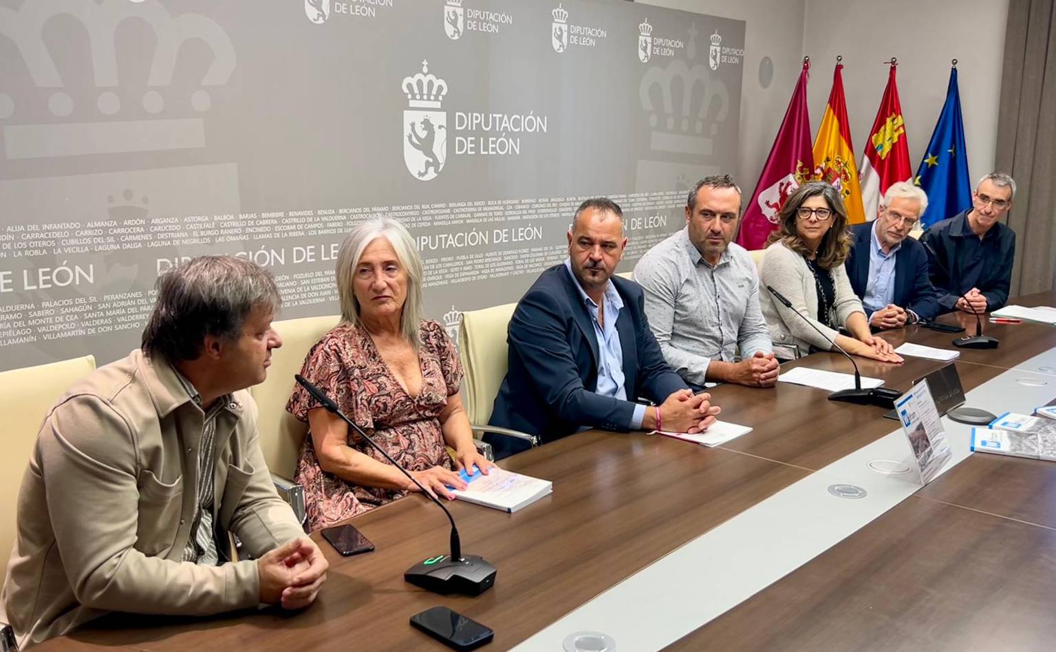 Presentación de los proyectos que se realizarán en las faldas de la Peña del Seo. Presentación de los proyectos que se realizarán en las faldas de la Peña del Seo.