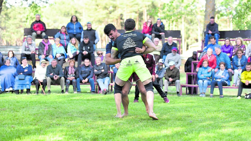 Adri el de Villavente y Moisés La Roca, en el corro de Camposagrado en 2019 / MAURICIO PEÑA