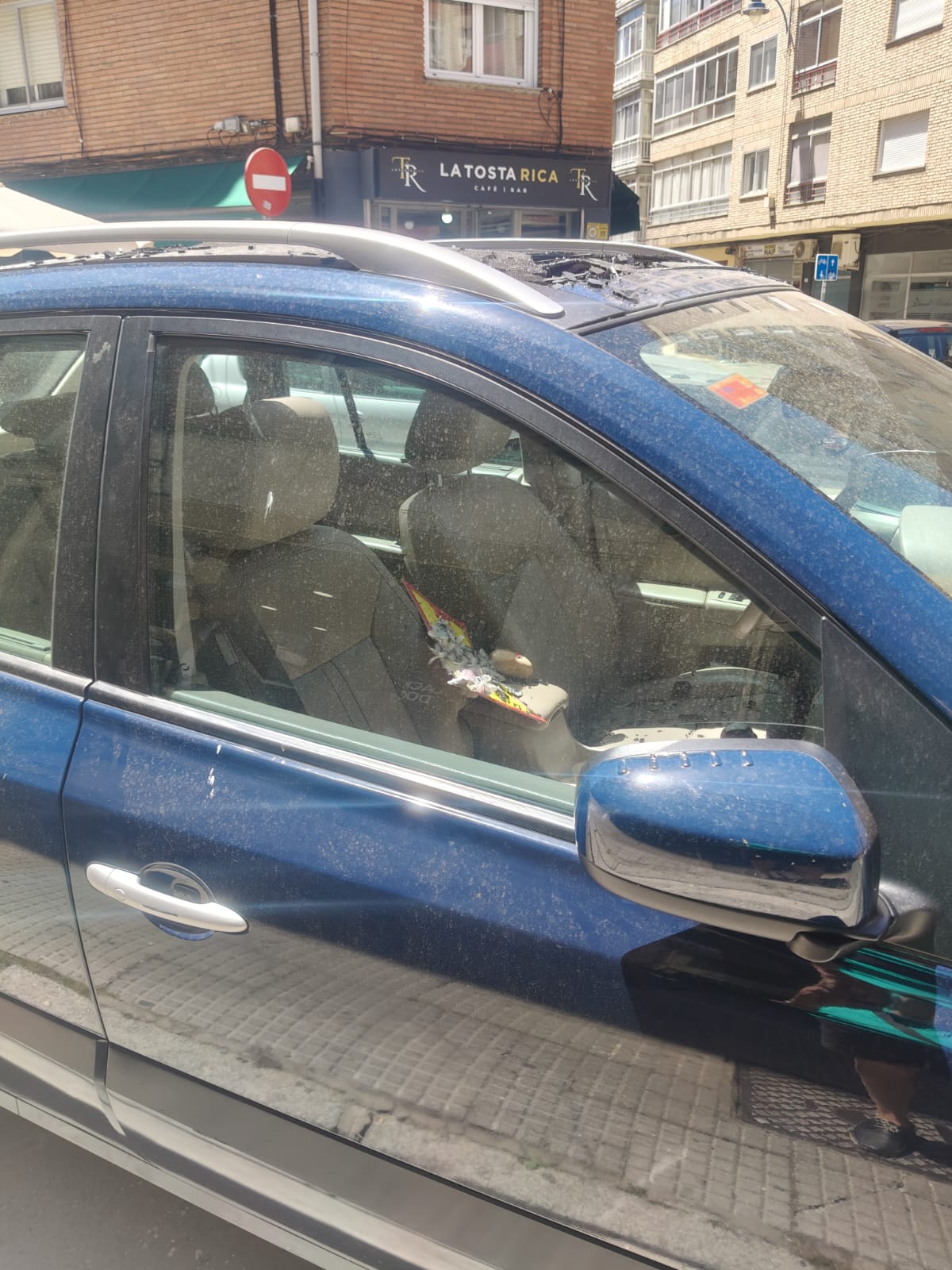 La piedra quedó entre los dos asientos delanteros del coche tras atravesar la capota del vehículo. | LNC