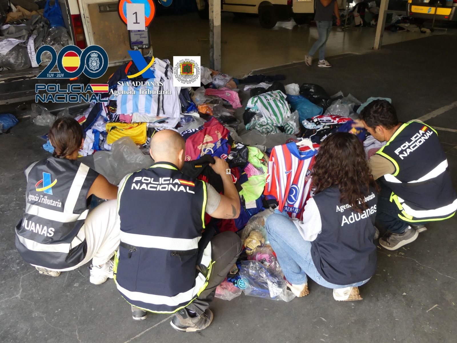Ropa incautada en el mercadillo de Astorga dentro de esta operación. | L.N.C.