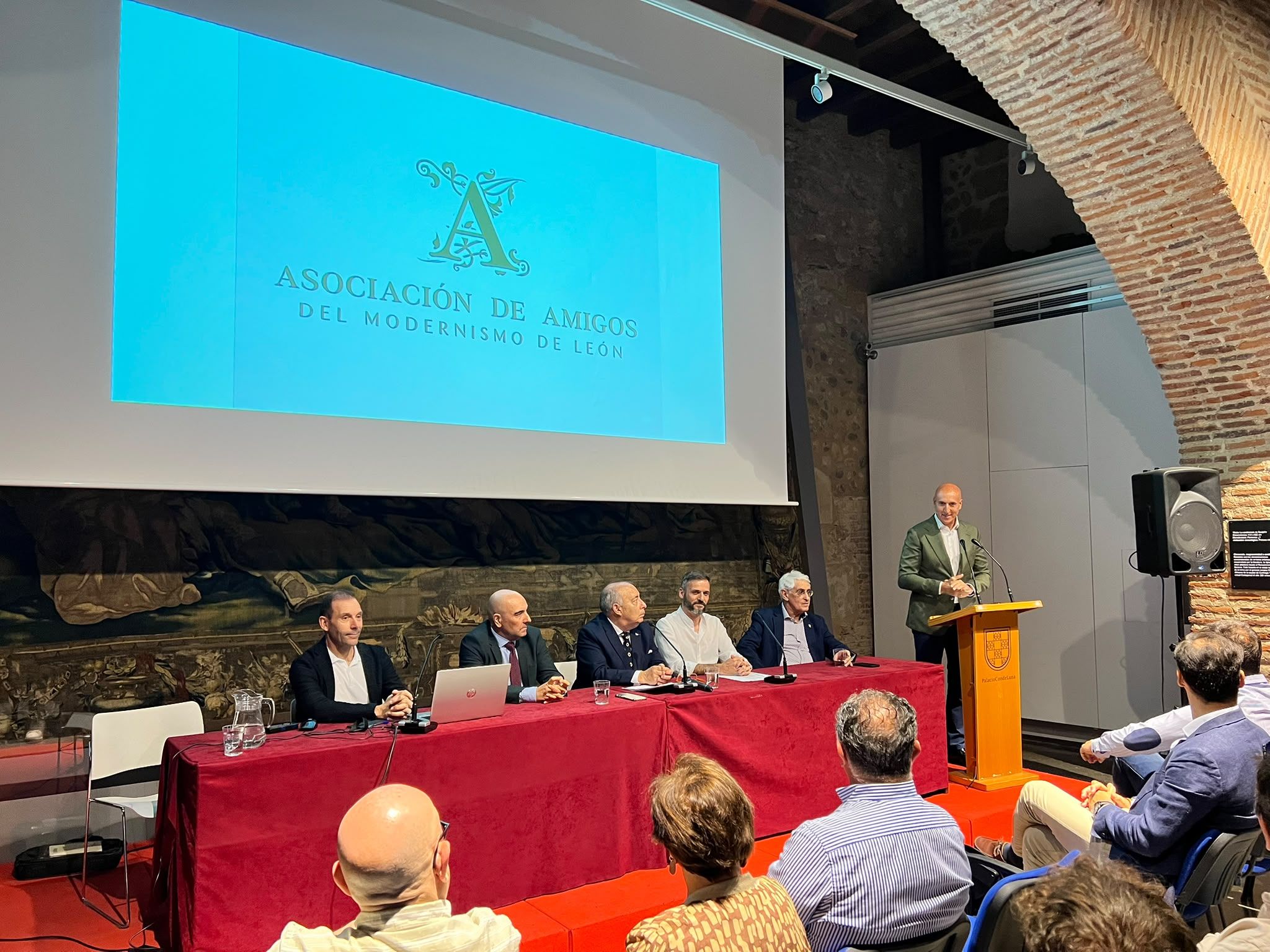 Un instante de la presentación de la Asociación de Amigos del Modernismo de León. | L.N.C.