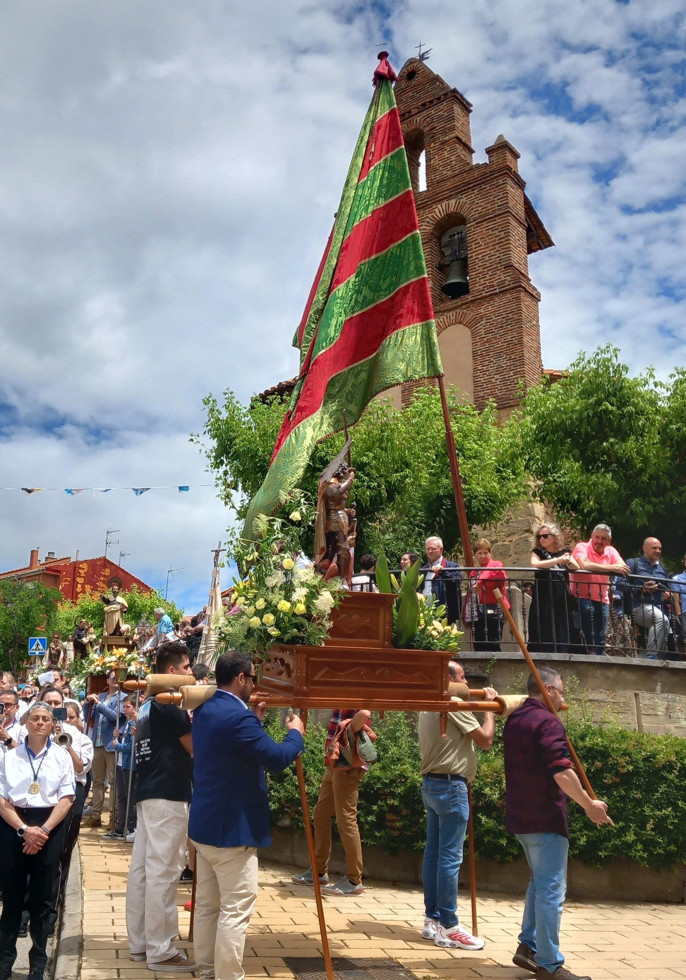 Imagen de archivo de la procesión de los Altares de Navatejera. | DAVID IGLESIAS Imagen de archivo de la procesión de los Altares de Navatejera. | DAVID IGLESIAS
