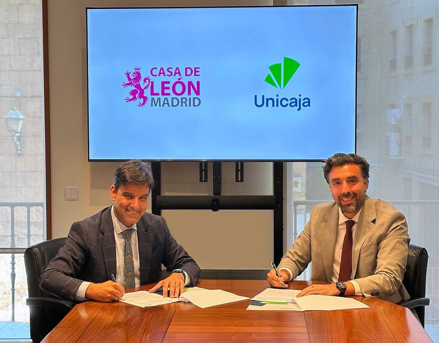Un instante de la firma del acuerdo entre la Casa de León en Madrid y Unicaja. | L.N.C. Un instante de la firma del acuerdo entre la Casa de León en Madrid y Unicaja. | L.N.C.