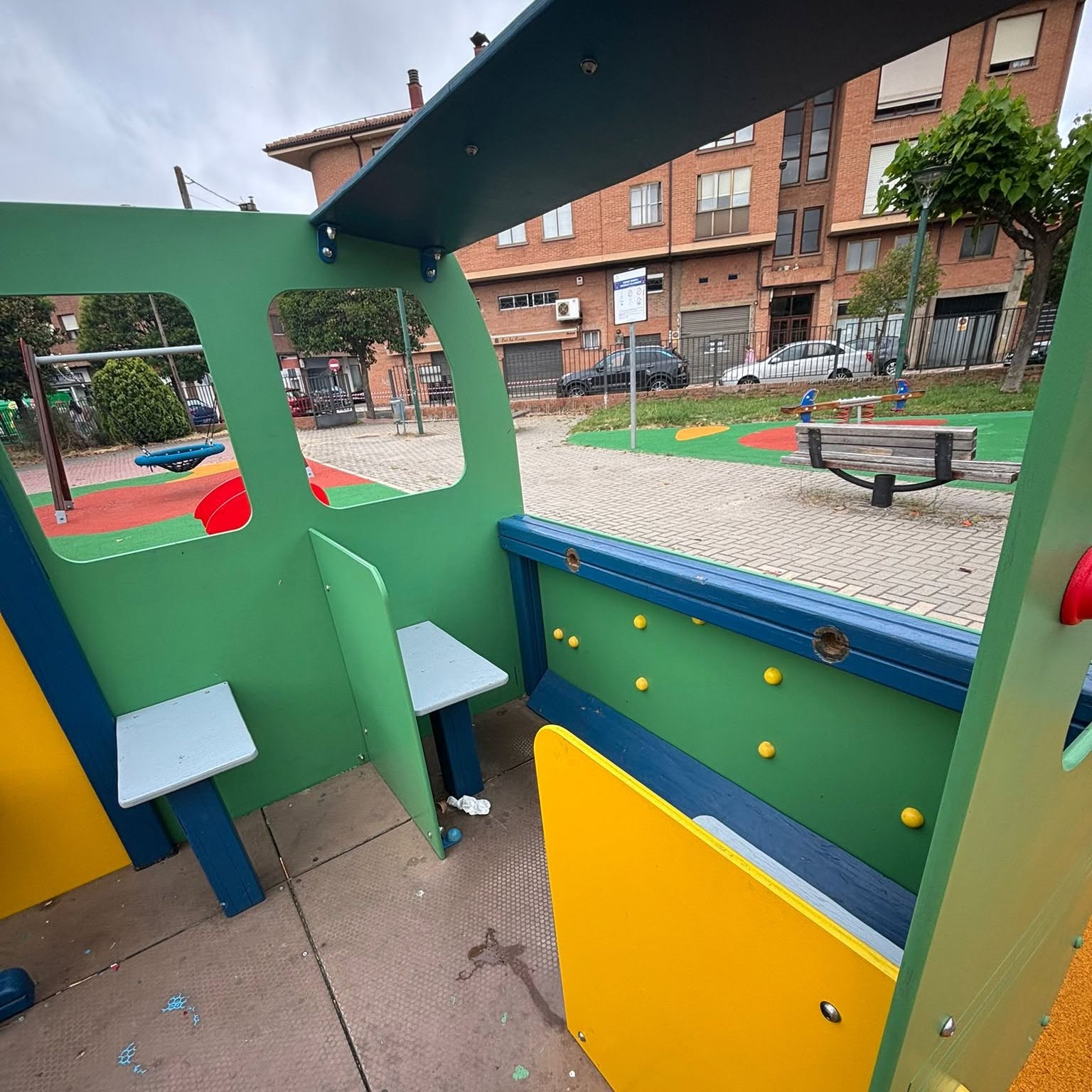 Autobús del parque de las escuelas de Villaobispo que ha sido vandalizado. Faltan los dos volantes. | AYTO. VILLAQUILAMBRE