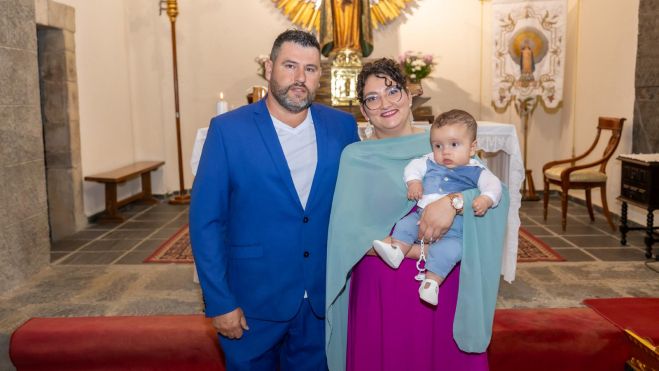 El pequeño Julen con sus padres Kassandra y Antolín.