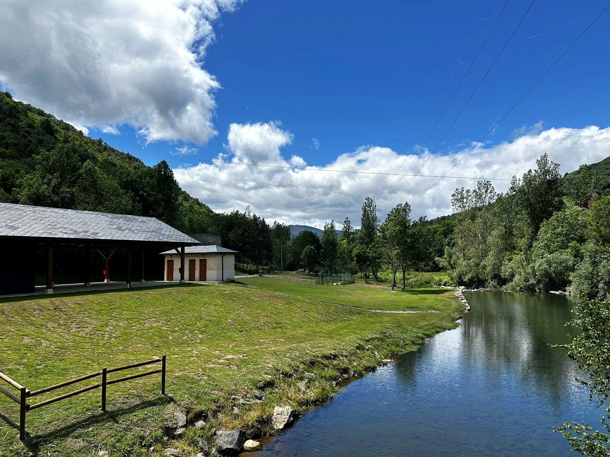 En la imagen, detalle de la playa fluvial de Villaseca de Laciana. | TURISMO VALLE DE LACIANA