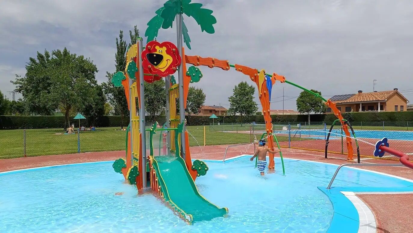 Las piscinas de Fresno de la Vega atraen cada año a más gente. | L.N.C.